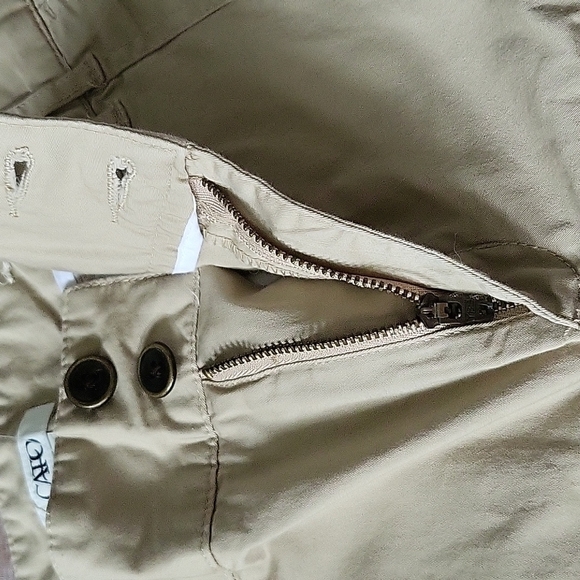 Cato khaki shorts with double button waist and 4.5" inseam - Picture 9 of 11